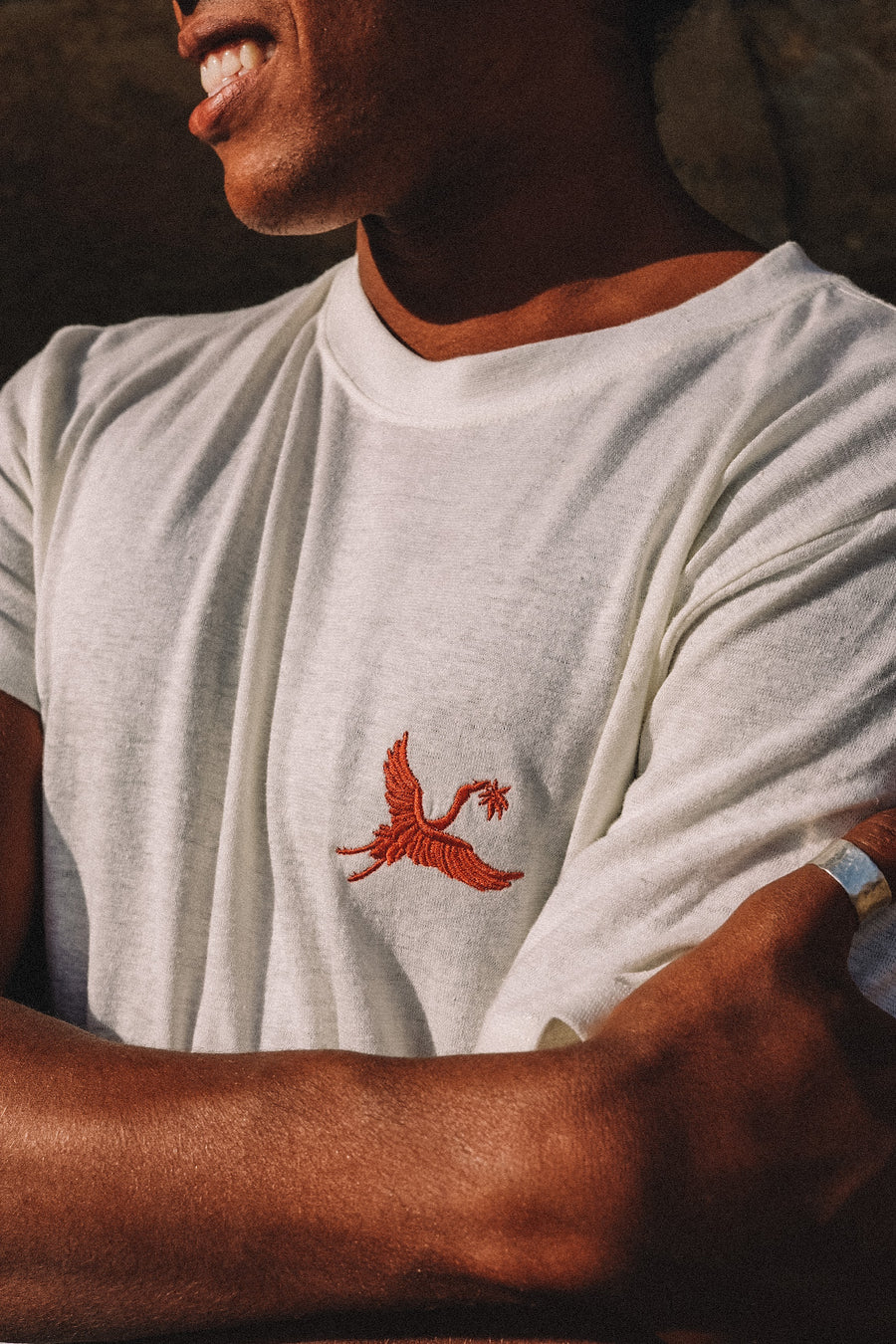 Red crane embroidery hemp T-shirt on male 